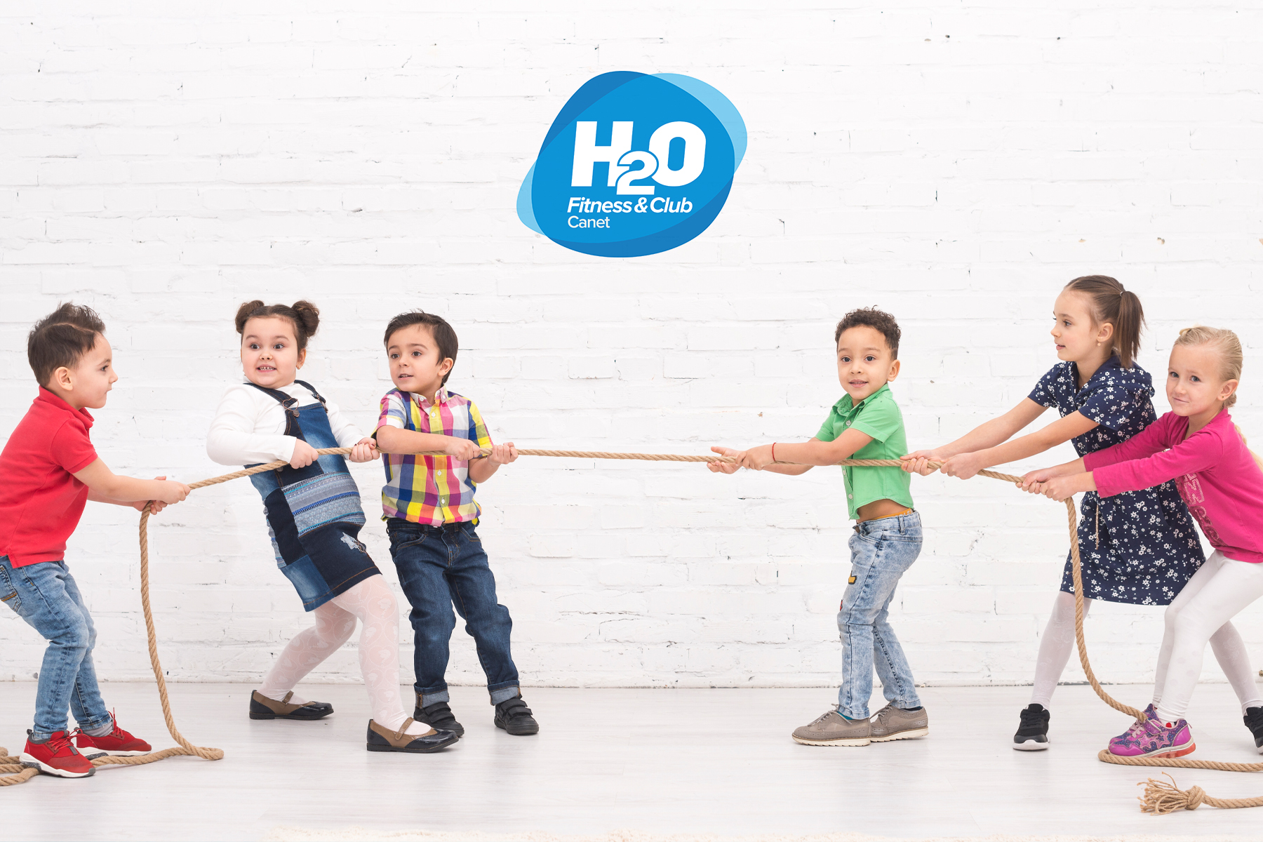 Baby background. Happy infant learn to swim, dive underwater wit campus d'estiu